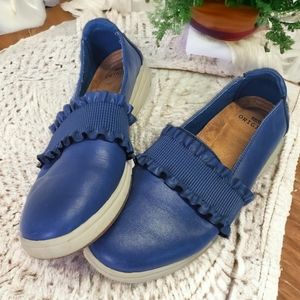 Earth Origins Ellis Women's Slip-On Wide Ruffled Band Blue Leather Size 8.5 W